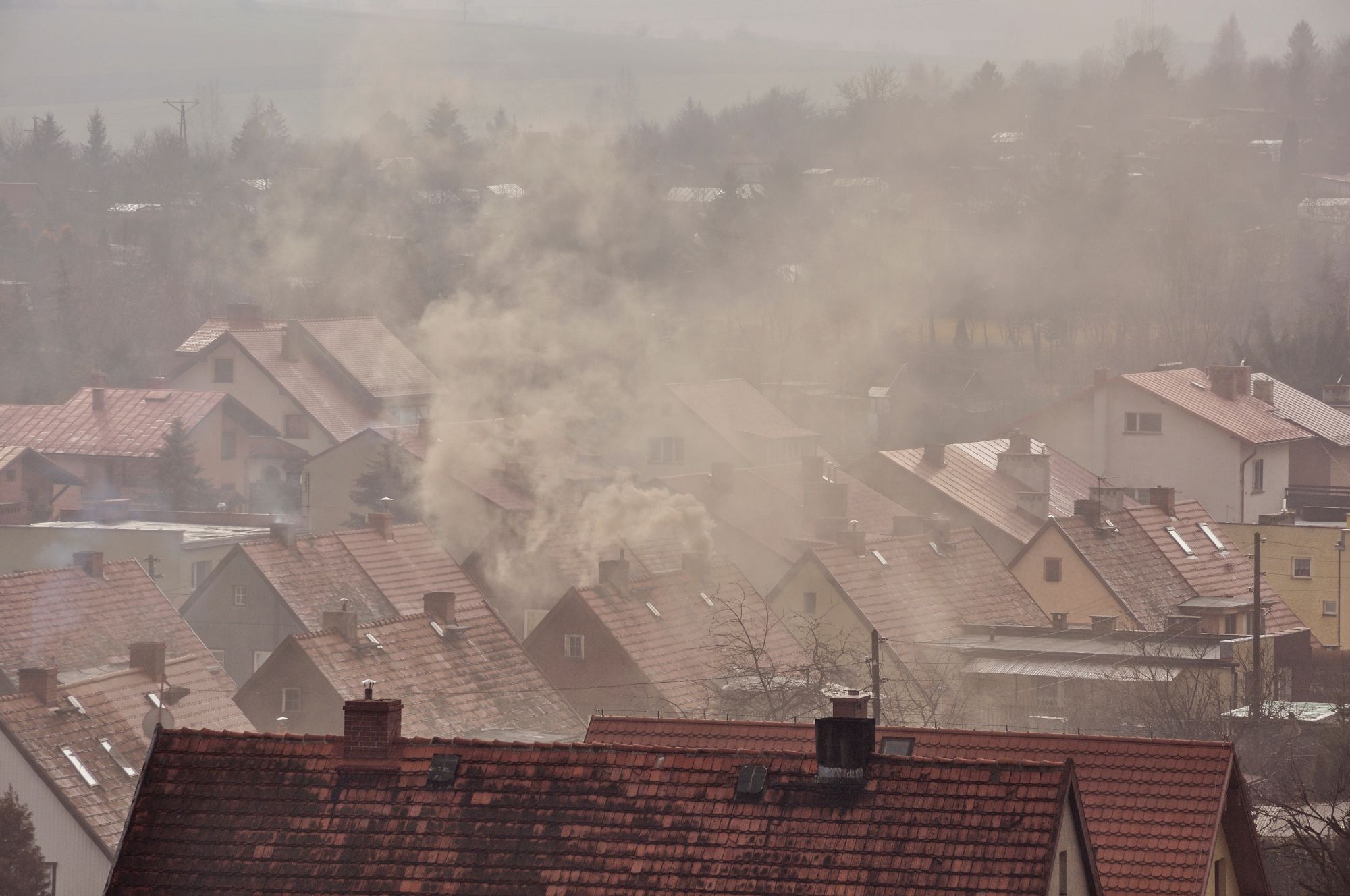 Dym nad dachami domów
