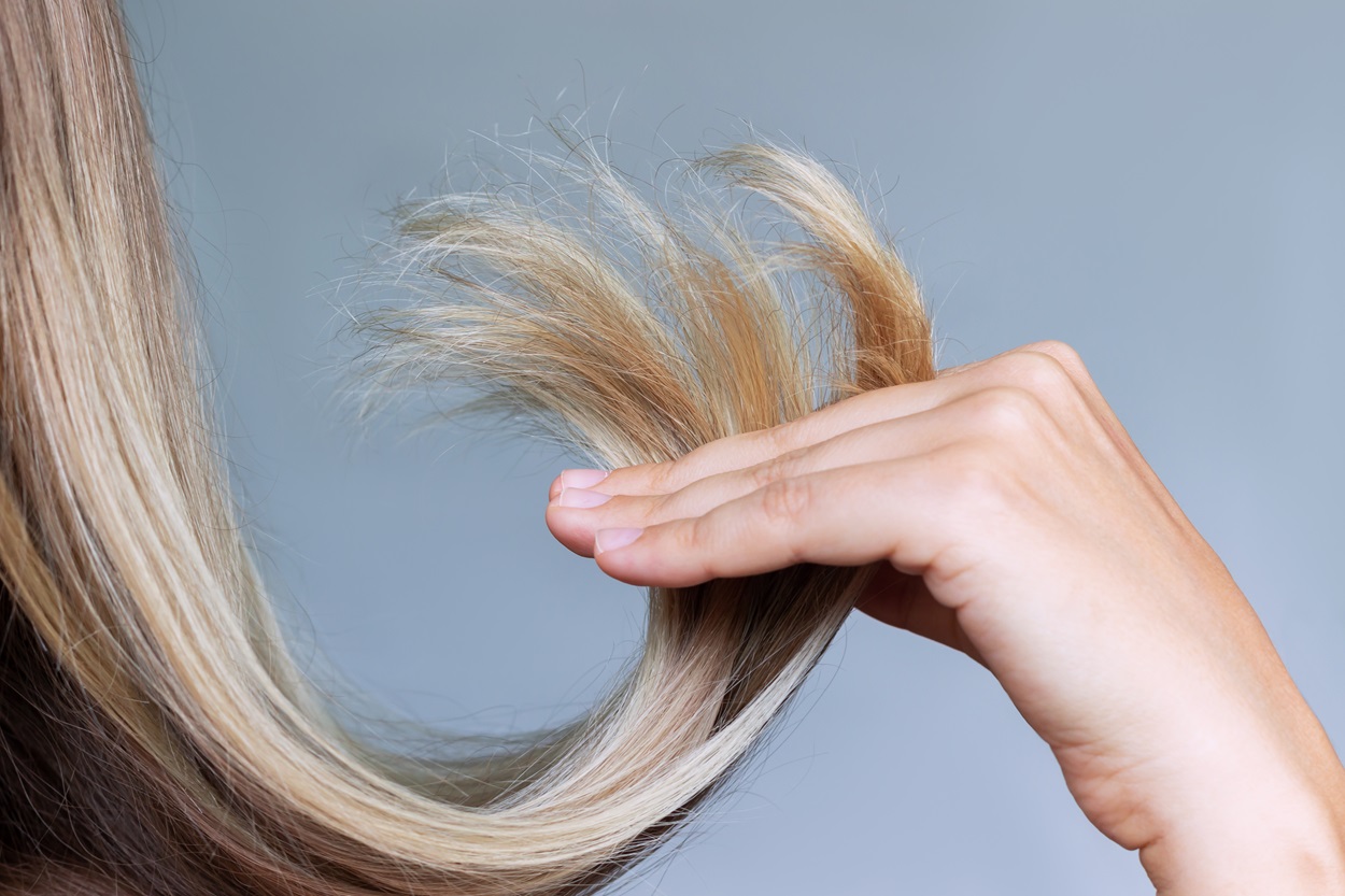 Jak dbać o przesuszone włosy blond