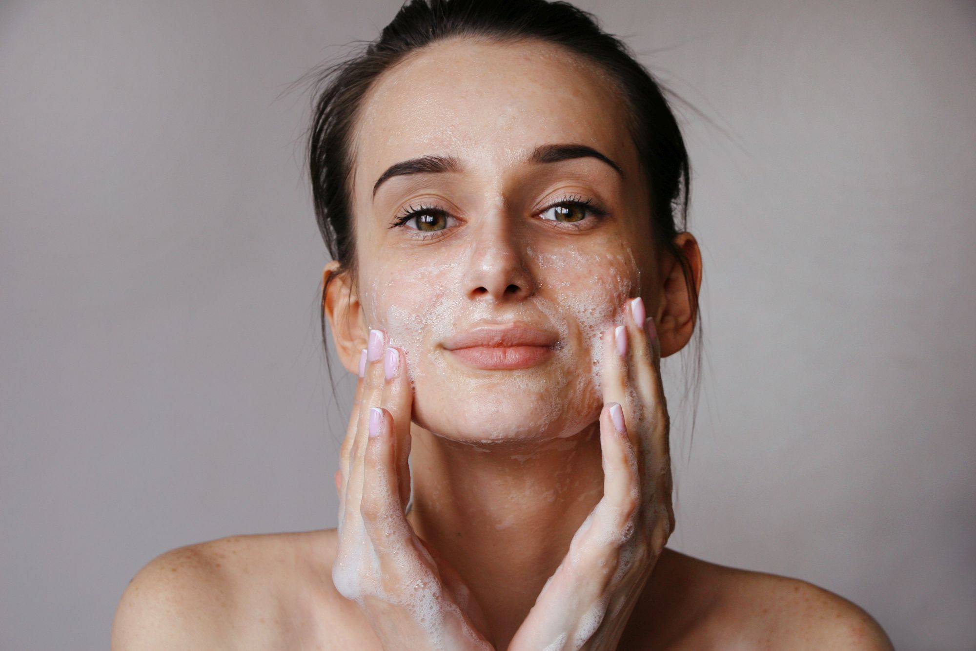 kobieta myje skórę twarzy żelem oczyszczającym z lauryl glucoside