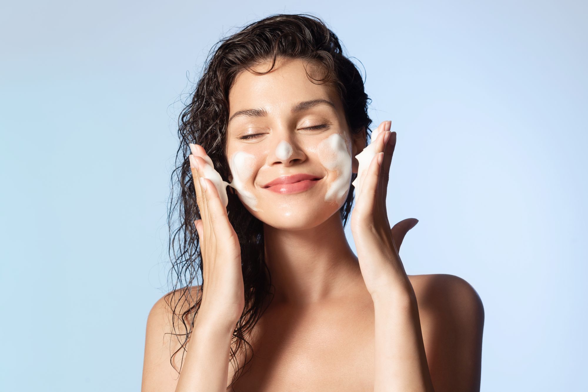 kobieta myje twarz kosmetykiem z lauryl glucoside
