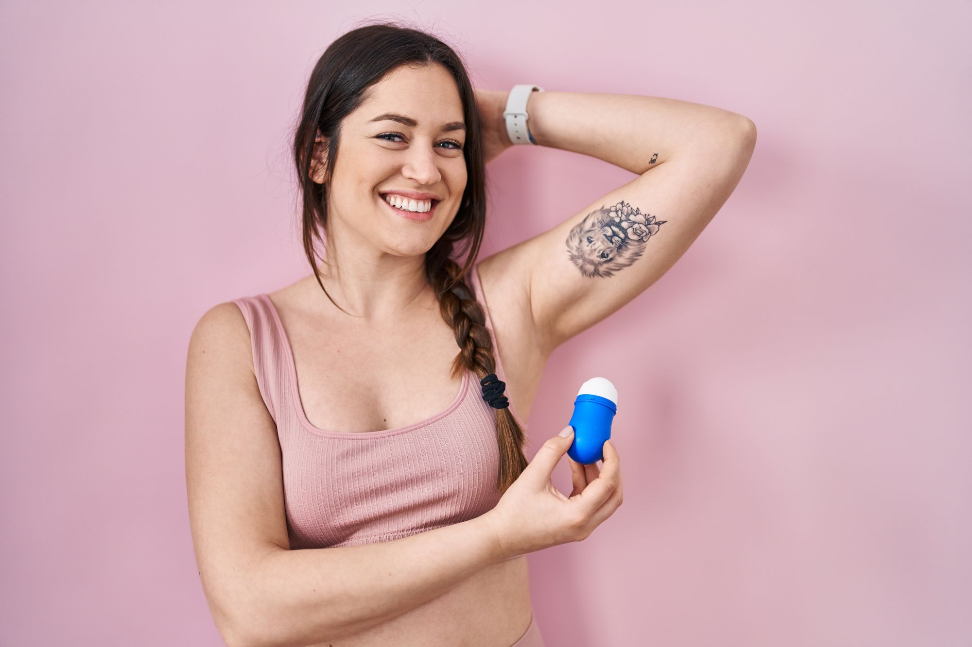 kobieta trzyma antyperspirant w kulce, który zawiera chlorek glinu