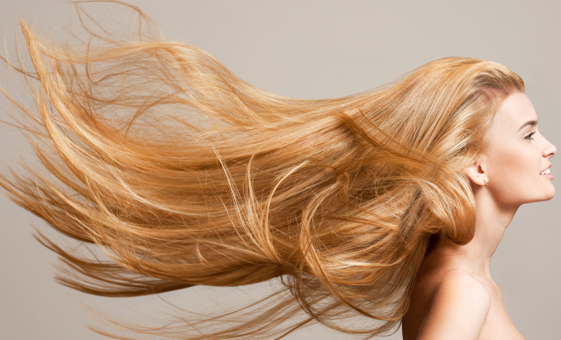 kobieta z długimi włosami pokazuje jak szybko rosną włosy