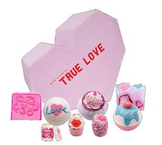Bomb Cosmetics – True Love Gift Box zestaw kosmetyków Kula Musująca 3szt + Mydełko Glicerynowe 2szt + Maślana Babeczka 2szt + Balsam do ust 1szt (1 szt.)