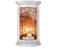 Kringle Candle – Duża świeca zapachowa z dwoma knotami Snowy Bridge (623 g)