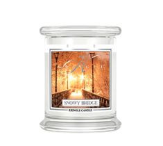 Kringle Candle – Średnia świeca zapachowa z dwoma knotami Snowy Bridge (411 g)