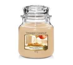 Yankee Candle Świeca zapachowa średni słój Freshly Tapped Maple (411 g)