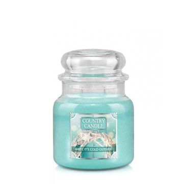 Country Candle średnia świeca zapachowa z dwoma knotami - Baby It's Cold Outside (453 g)