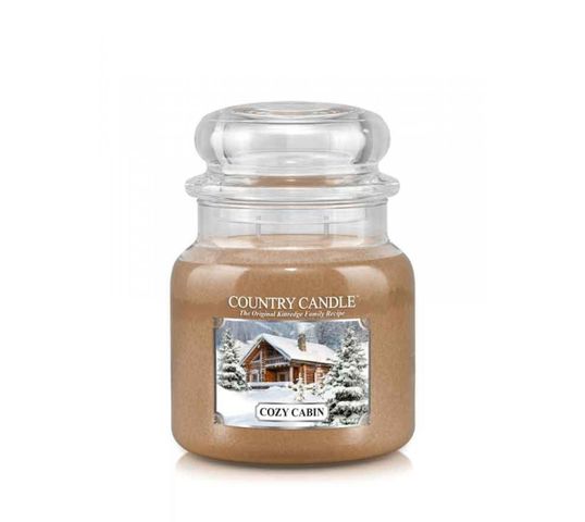 Country Candle średnia świeca zapachowa z dwoma knotami - Cozy Cabin (453 g)
